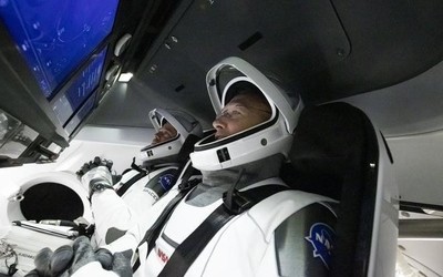 受天氣因素影響 SpaceX首次載人航天發(fā)射推遲到周日